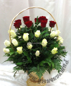 Ритуальная корзина из 36 красных и белых роз