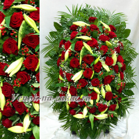 Венок на заказ из живых цветов с розой и лилиями №57, 100 см