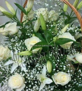 Корзина на похороны из белых роз, лилии и гипсофилы