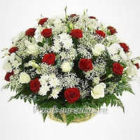 Корзина из красных и белых роз с хризантемой
